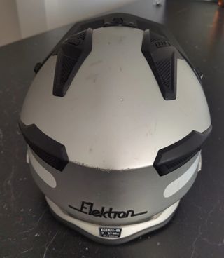 Casco de moto plateado y negro