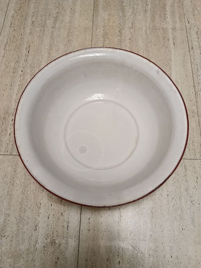 Palangana esmaltada blanca con borde rojo