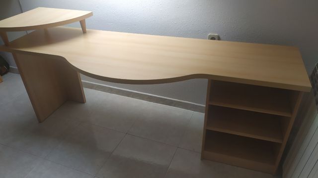 Escritorio de madera robusta y estantería a juego.