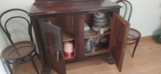 Aparador y 2 sillas vintage de madera