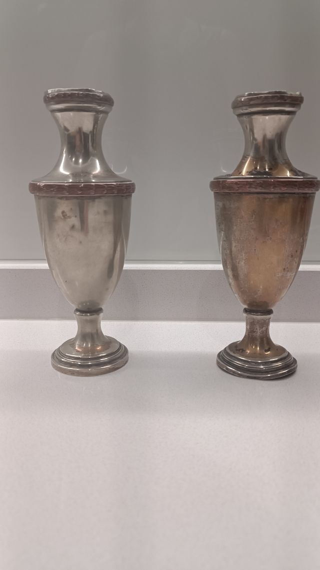 Pareja de jarrones metálicos,miden 18 cm