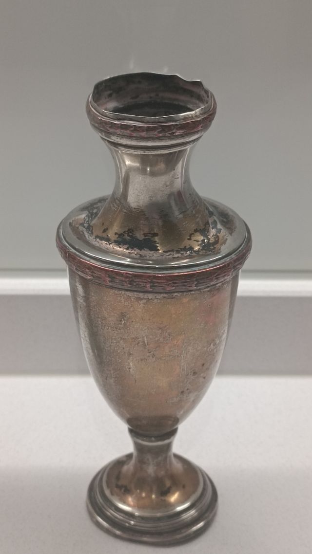 Pareja de jarrones metálicos,miden 18 cm