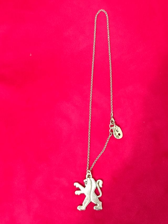 Collar con colgante de león plateado