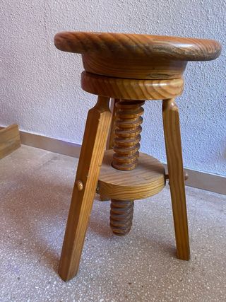 Taburete de madera con altura regulable