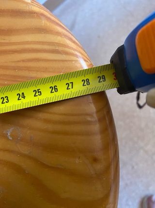 Taburete de madera con altura regulable