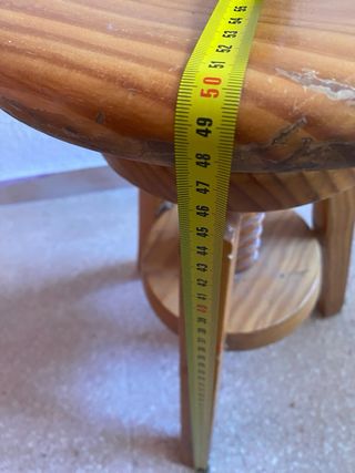 Taburete de madera con altura regulable