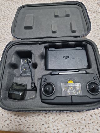 Mando, cargador y 2 baterías DJI.