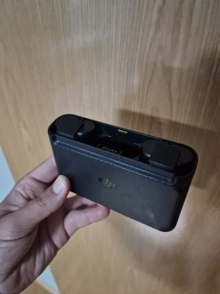 Mando, cargador y 2 baterías DJI.