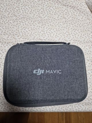 Mando, cargador y 2 baterías DJI.