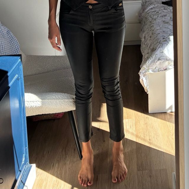 Pantalón efecto cuero Zara negro
