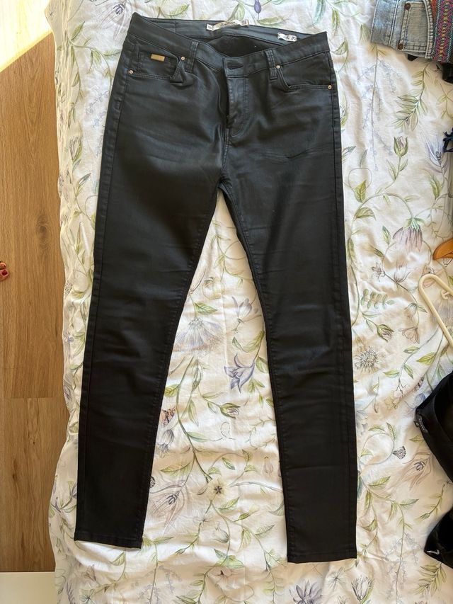 Pantalón efecto cuero Zara negro