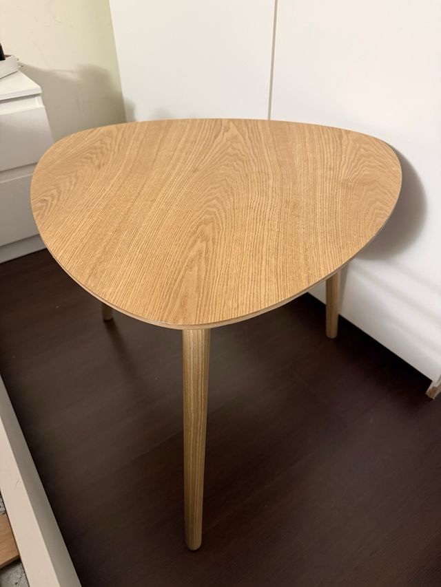 Mesa auxiliar de madera