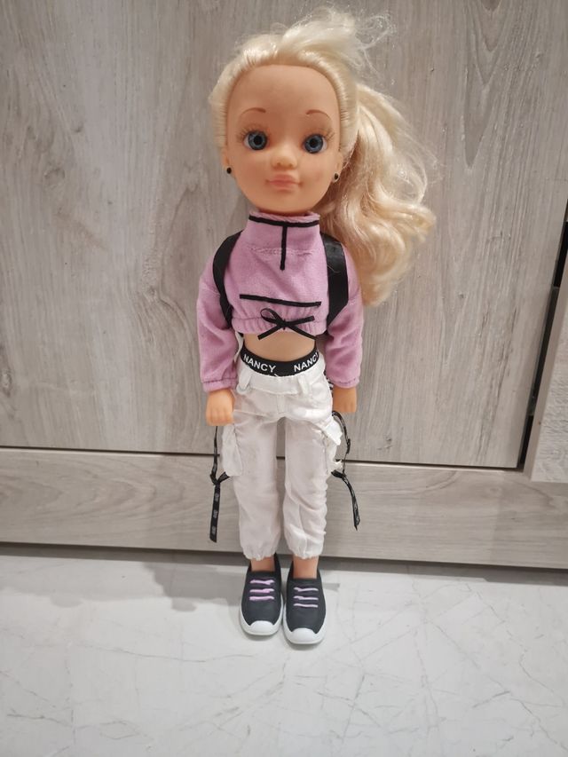 Muñeca Nancy con ropa moderna no lleva patinete