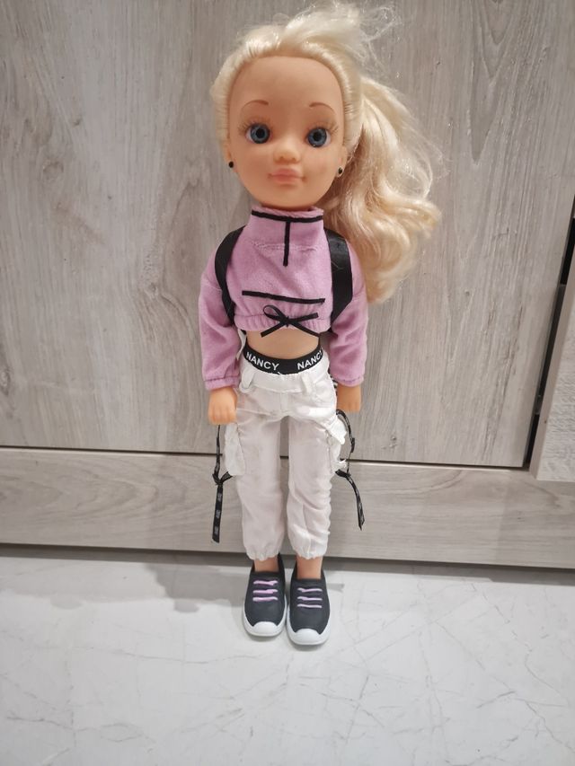 Muñeca Nancy con ropa moderna no lleva patinete