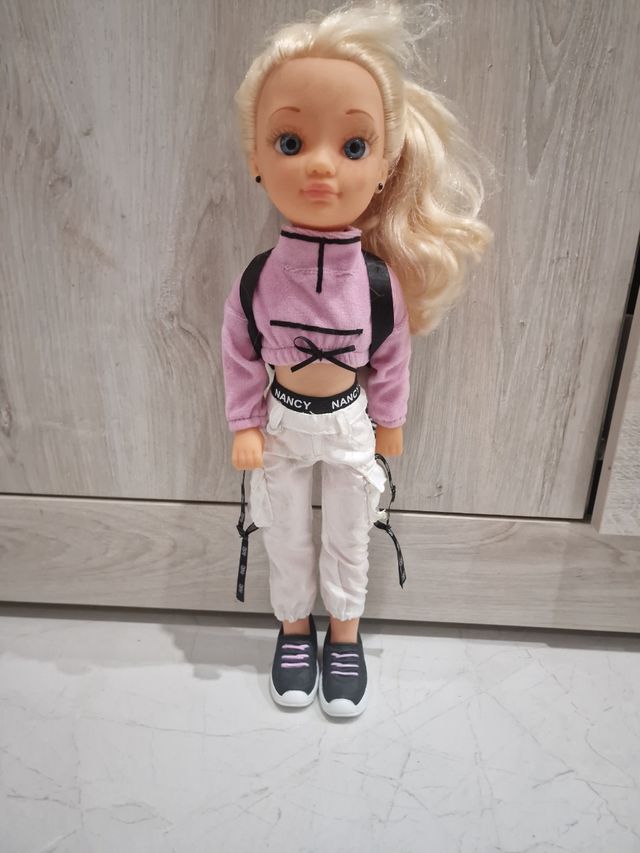 Muñeca Nancy con ropa moderna no lleva patinete