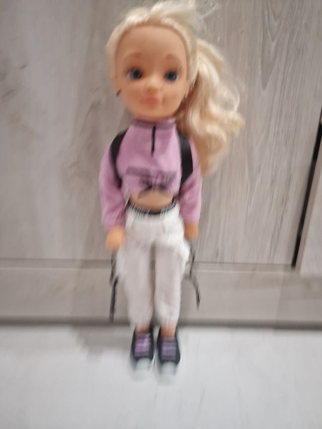 Muñeca Nancy con ropa moderna no lleva patinete