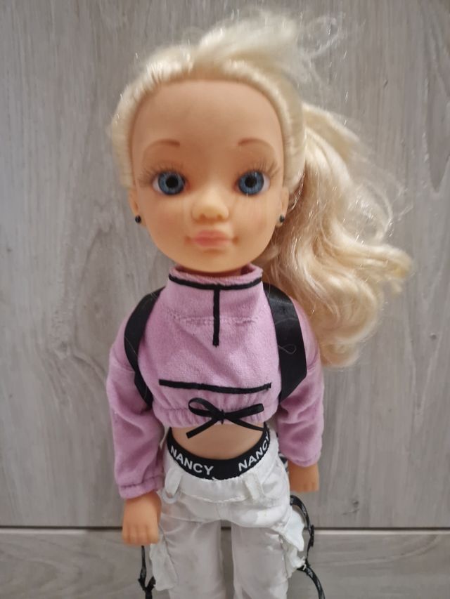Muñeca Nancy con ropa moderna no lleva patinete
