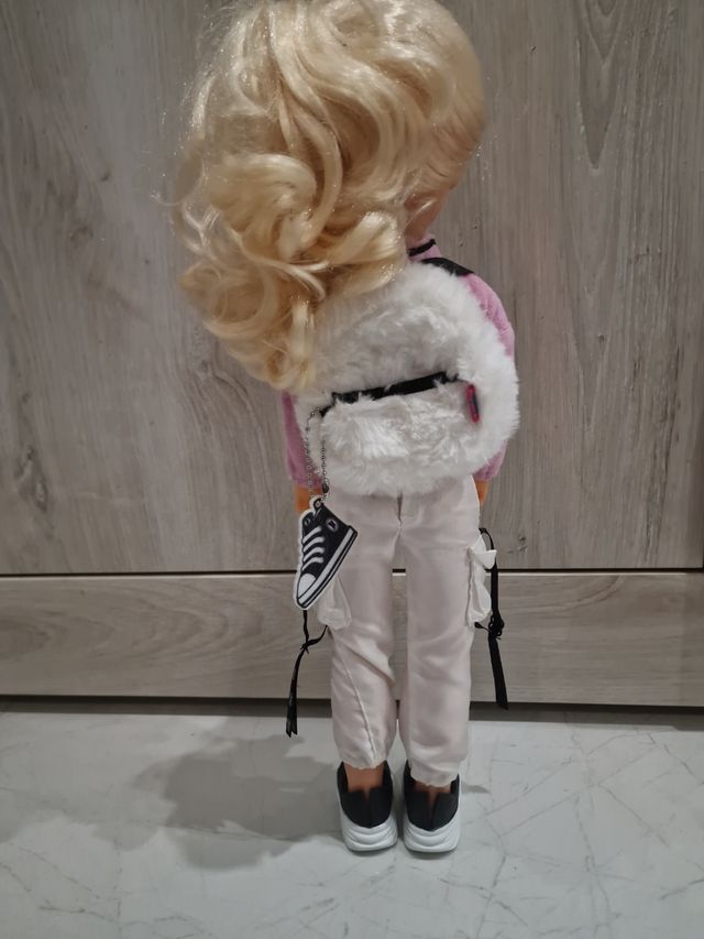 Muñeca Nancy con ropa moderna no lleva patinete