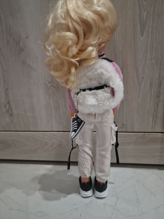 Muñeca Nancy con ropa moderna no lleva patinete