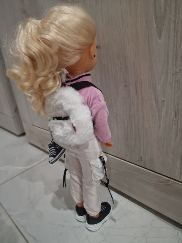 Muñeca Nancy con ropa moderna no lleva patinete