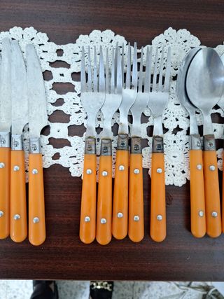 Juego Cubiertos Naranja y Plateado