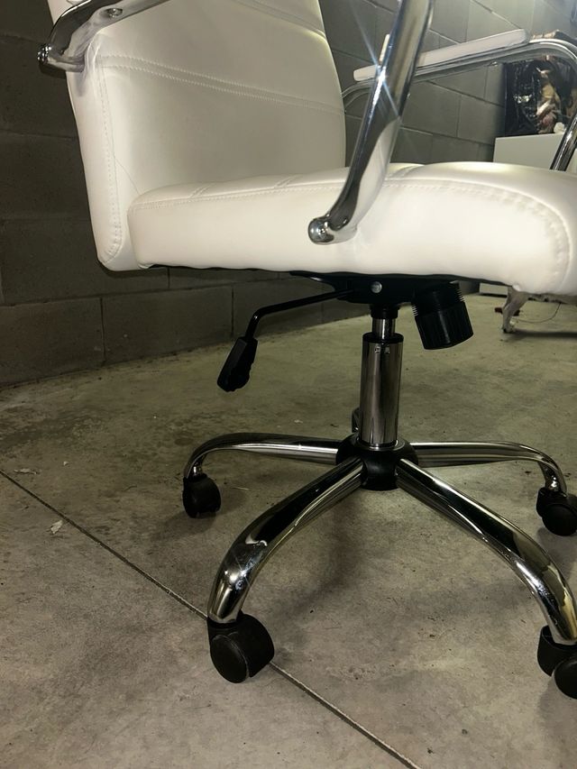 Sedia da ufficio bianca con rotelle,marca amazon