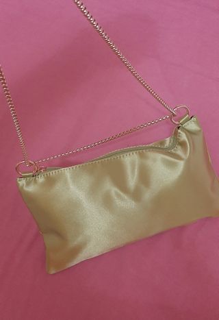Bolso fiesta verde satinado con cadena dorada