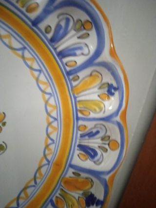 Plato de cerámica Talavera decorado