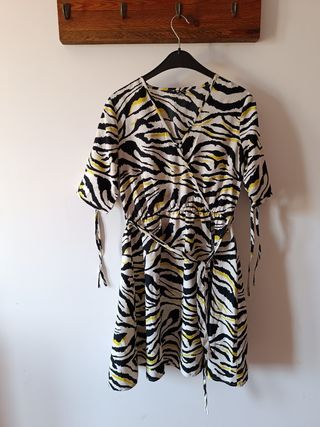 Vestido corto estampado con falda cruzada