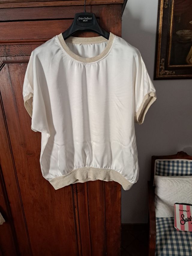 Maglietta tipo seta bianco panna con dettagli oro