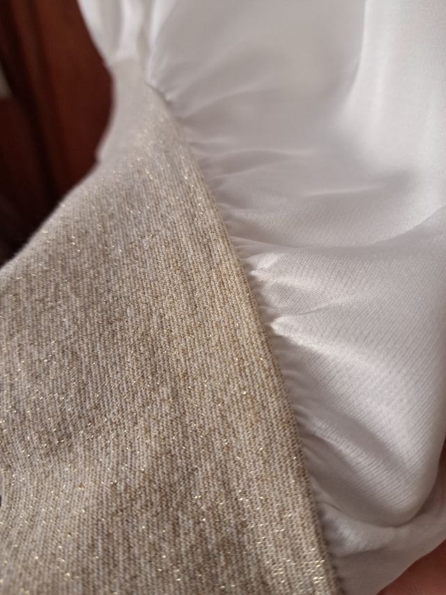 Maglietta tipo seta bianco panna con dettagli oro
