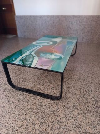 Mesa de cristal con diseño de coche clásico