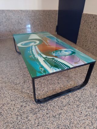 Mesa de cristal con diseño de coche clásico