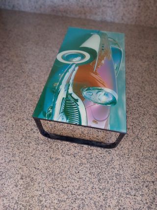 Mesa de cristal con diseño de coche clásico