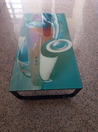 Mesa de cristal con diseño de coche clásico