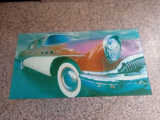 Mesa de cristal con diseño de coche clásico