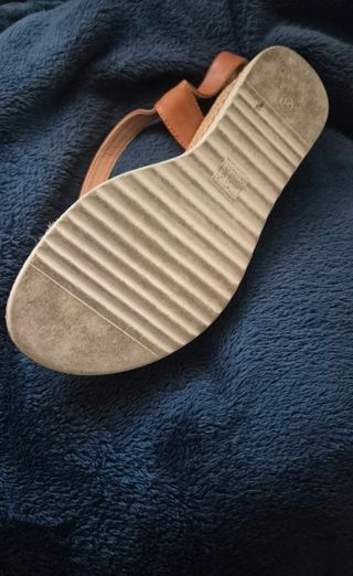 Sandalias Marrones con tiras multicolor. Talla 39.