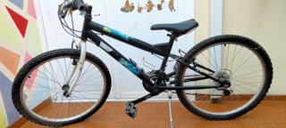 Bicicleta de montaña negra