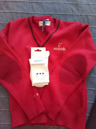 Pantalón largo deportivo azul marino y jersey rojo