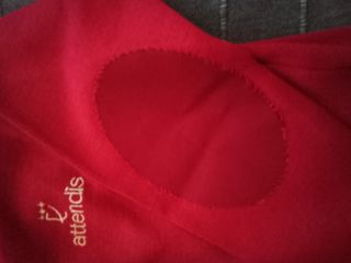 Pantalón largo deportivo azul marino y jersey rojo