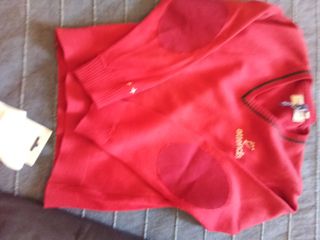 Pantalón largo deportivo azul marino y jersey rojo