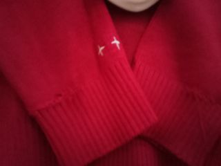 Pantalón largo deportivo azul marino y jersey rojo