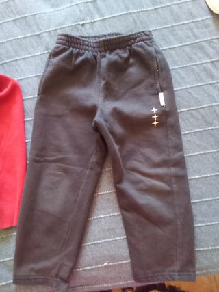 Pantalón largo deportivo azul marino y jersey rojo