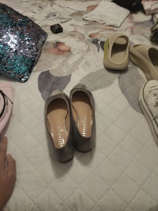 Zapatos planos grises y plateados