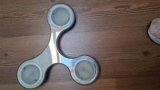 Lámpara de diseño plateada y transparente