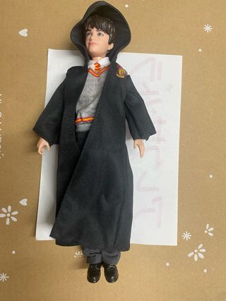 Muñeco Harry Potter con túnica y uniforme