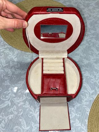 Joyero rojo con acabado tipo piel de cocodrilo
