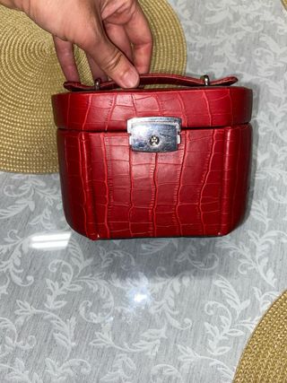 Joyero rojo con acabado tipo piel de cocodrilo