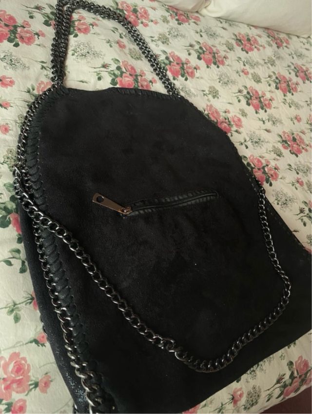 Bolso negro con cadenas