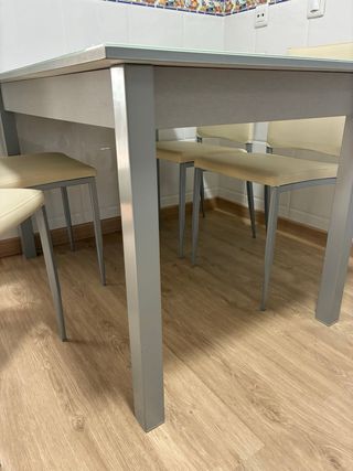 Mesa de cristal/metal y 4 sillas beige